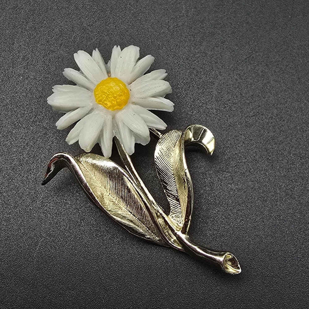 Sarah Coventry Daisy Flower Brooch Spring Floral Summer